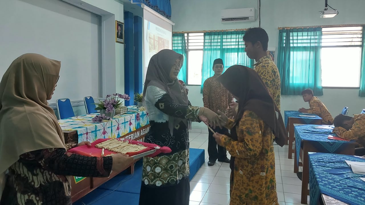 Kobarkan Semangat Literasi, Kepala MTsN 6 Kulon Progo Buka Rangkaian Bulan Bahasa